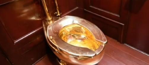 Solid gold toilet stolen from Blenheim Palace. [Image source/Sky News Australia YouTube video]
