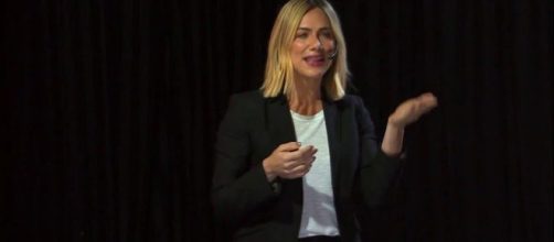 Giovanna Ewbank dá palestra e fala sobre adoção. (Reprodução/Youtube/@TEDx Talks)