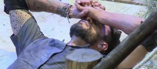 Diego Grossi se machuca durante sétima prova do fazendeiro. Reprodução/RecordTV