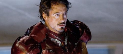 Iron Man viene 'mangiato' sui social da Deadpool.
