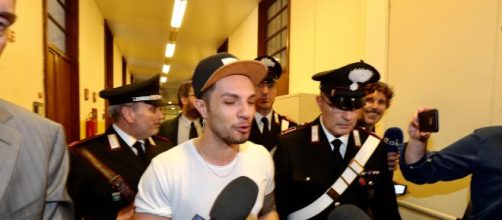 Milano, Marco Carta assolto per il furto di magliette alla Rinascente | tgcom24.mediaset.it