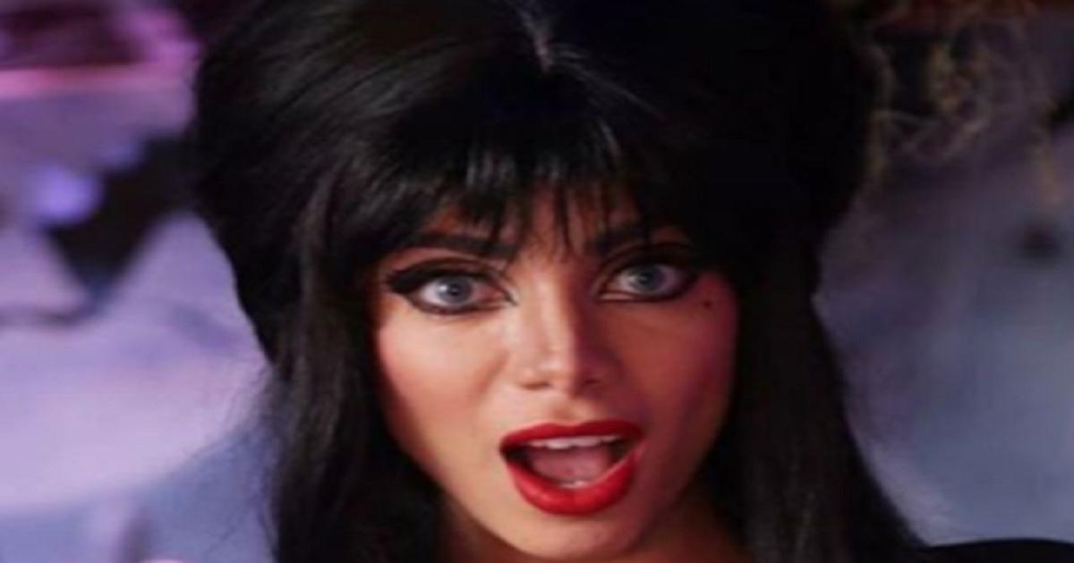 Anitta homenageia Elvira no Halloween com fantasia ousada