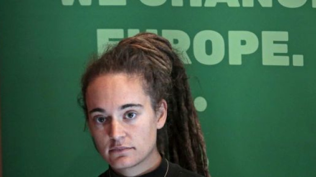 Applausi per Carola Rackete a Bruxelles