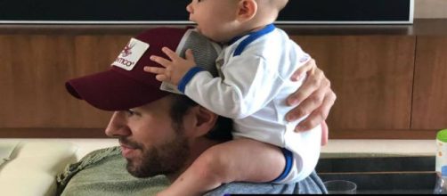 Enrique Iglesias muestra a su hijo Nicholas en Instagram