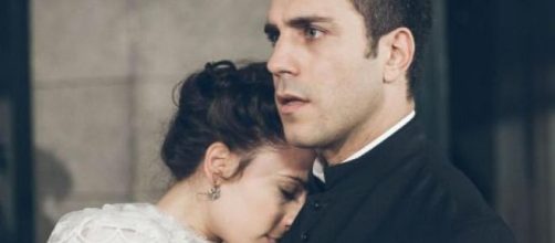 Lucia e Padre Telmo sorpresi a letto insieme