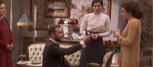 Il Segreto anticipazioni: Fernando chiede la mano di Maria Elena davanti alla Castaneda