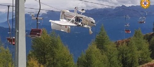 Sondrio, aereo ultraleggero resta appeso ai cavi della seggiovia (Foto CNSAS)