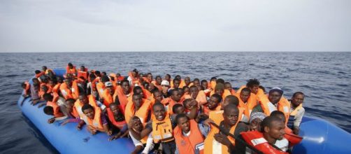 Migranti a bordo di un gommone.