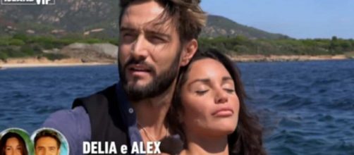 Anticipazioni Temptation Island Vip: Alex Belli e Delia complici a Ostuni dopo il falò.