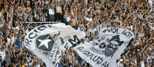 Botafogo e Goiás fazem duelo dos opostos nesta noite. (Reprodução/Instagram/@botafogo)