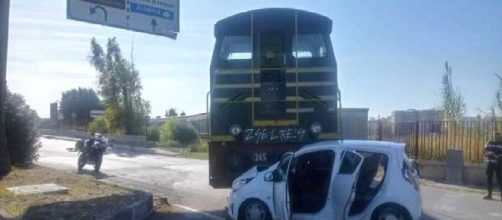 Brindisi, scontro tra un treno merci e un'automobile: ferite quattro donne