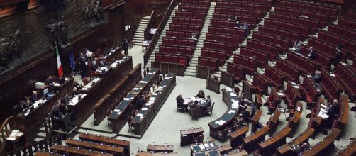Taglio parlamentari, le conseguenze analizzate da Alessandro Calvi: 'Si esalta la democrazia, ma si modifica l'organo che rappresenta il popolo'.