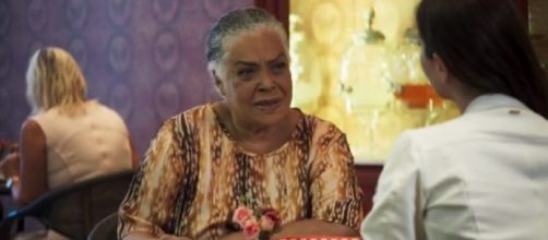 Dona Céu exige dinheiro de Fabiana em 'A Dona do Pedaço'. (Reprodução/TV Globo)