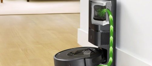 La Clean Base Automatic Dirt Disposal permette al Roomba i7+ di svuotare autonomamente il proprio sacchetto raccogli-sporco.