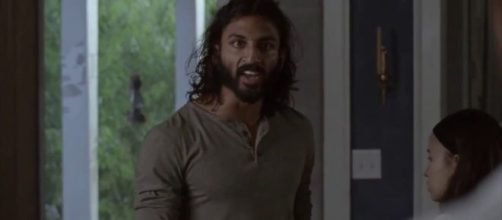 Siddiq is holding a secret in 'The Walking Dead.' [image source: SW Gamer/YouTube]