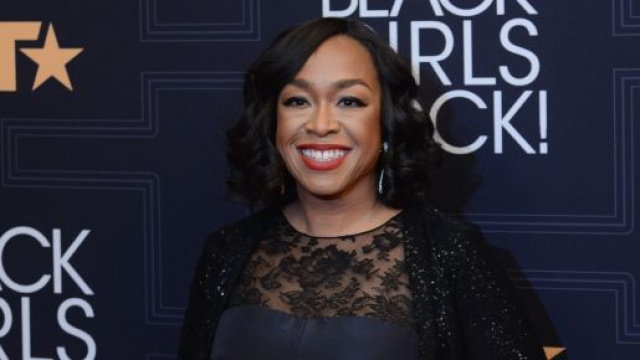 Shonda Rhimes è l'autrice di Inventing Anna, la nuova serie Netflix