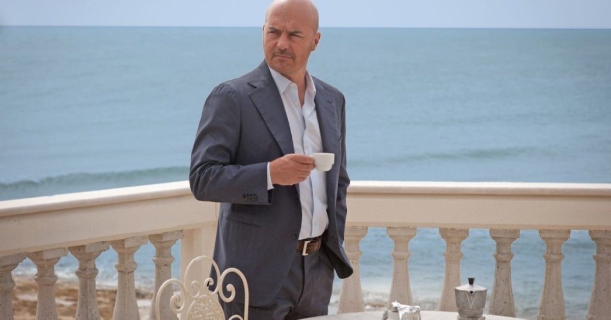 Il commissario Montalbano, l'episodio 'Il sorriso di Angelica' in replica su Rai Play Il commissario Montalbano, l'episodio 'Il sorriso di Angelica' in replica su Rai Play