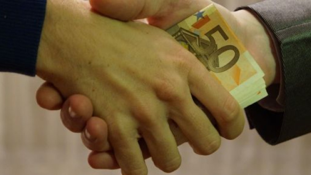 Evasione fiscale: stop al pagamento degli stipendi in contanti a colf e badanti, lo chiede la Corte dei Conti.