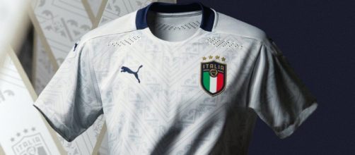 La nuova maglia bianca della nazionale italiana che sarà utilizzata contro Bosnia ed Armenia