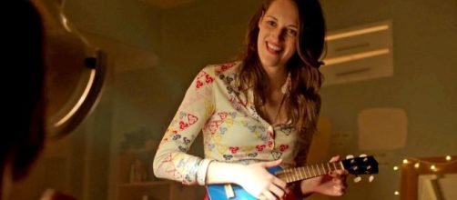 Phoebe Waller-Bridge suona l'Ukulele in "Crashing"