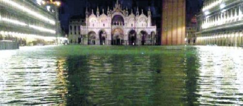 Venezia, acqua alta da record: la marea sfiora i due metri