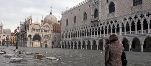 Venezia, danni ingenti e due morti: la città affonda ed il Mose ancora non c'è