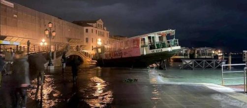 Venezia devastata dall'acqua alta: due morti, danni alla Basilica di San Marco, alla città e alle isole.