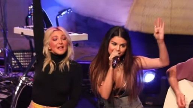 Julia Michaels et Selena Gomez échangent un baiser sur scène