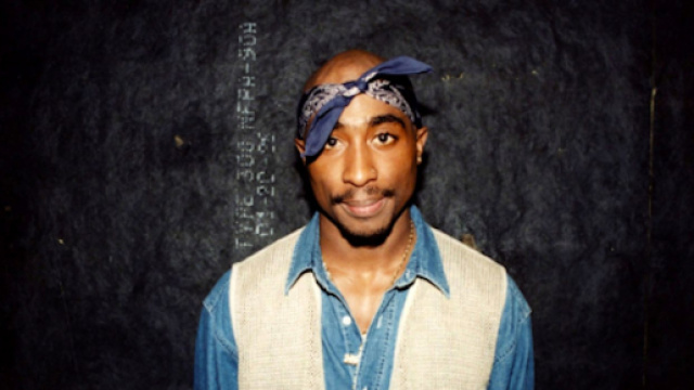 Tupac, rapper americano scomparso nel 1996.