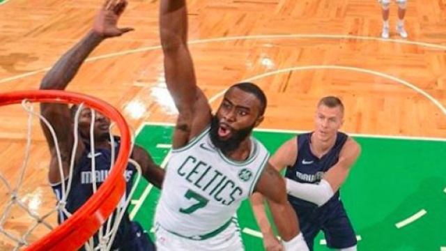 Jaylen Brown pour les Boston Celtics, aujourd'hui première équipe pour le moment du NBA- Credit: Instagram/ Celtics