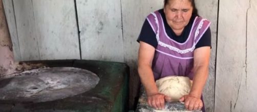 Doña Ángela, en su canal 'De mi rancho a tu cocina'. / YouTube