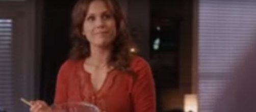 'When Calls the Heart's' Erin Krakow adds her kindness to the kitchen in the 'Christmas Cookie Matchup.' [Image Source: HallmarkChannel/YouTube]