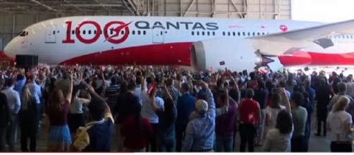 Qantas Dreamliner lands after world's longest non-stop flight, 19hrs from London to Sydney. [Image source/Evening Standard YouTube video]