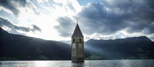 La serie sarà ambientata nel paese di Curon, in Val Venosta.