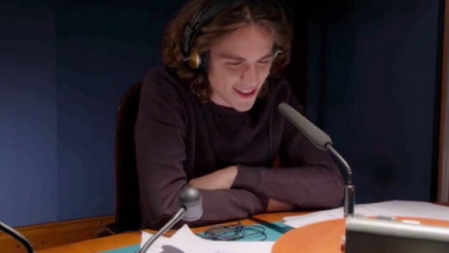 Upas trame al 29 novembre: Vittorio ricorre a una star musicale per riconquistare Alex.