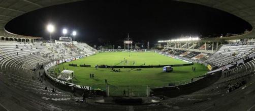 Jogo no estádio São Januário é válido pela 33ª rodada. (Reprodução/Wikimedia Commons/Alex Carvalho)