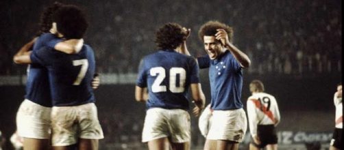 Cruzeiro-River Plate, finale di Copa Libertadores del 1976: i giocatori brasiliani si abbracciano dopo un gol