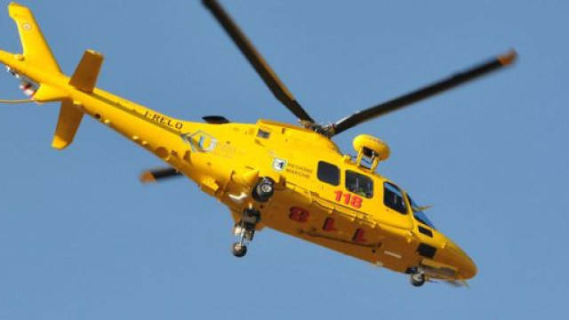 Studente inciampa sulle rotaie mentre il teno sta passando, chiamato elisoccorso