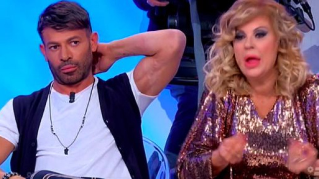 Uomini e Donne, Armando accarezza Ida, Sperti contro: '&Egrave; sempre colpa sua&rsquo;