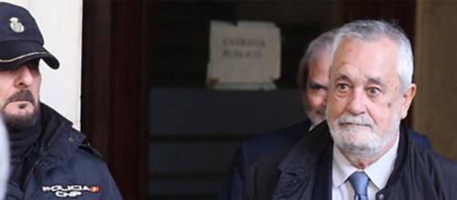 El ex presidente andaluz Griñán, tras conocer la sentencia en los juzgados de Sevilla. / ALEJANDRO RUESGA