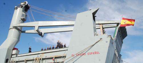 La tripulación de 'El Camino Español' forma frente a la bandera antes del último arriado.