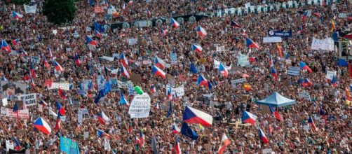 I manifestanti in piazza a Praga