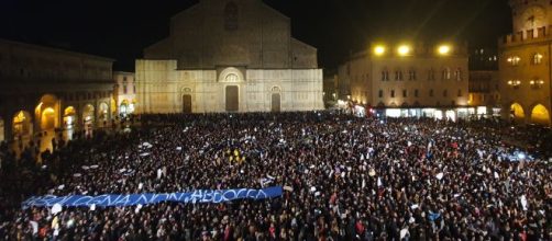 Piazza Maggiore strapiena di sardine anti Salvini