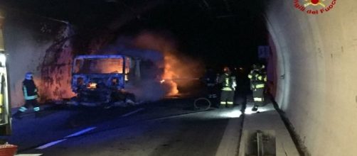 Savona, si incendia un tir in una galleria: 32 persone intossicate, nessuna vittima