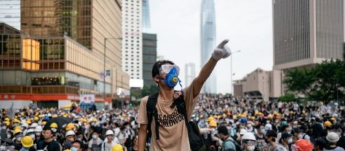 Hong Kong: le manifestazioni di piazza stanno danneggiando l'economia.