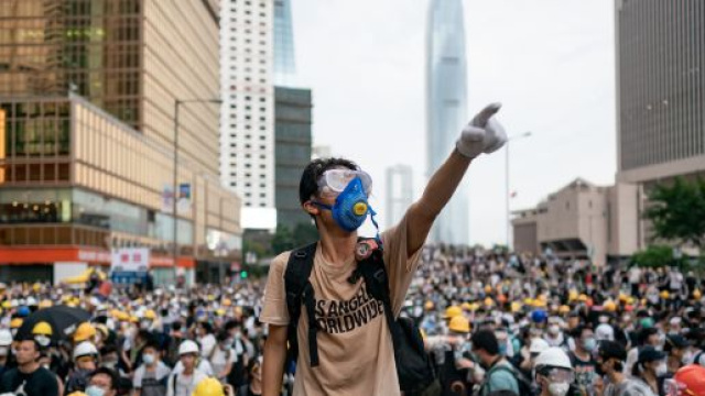 Hong Kong: le manifestazioni di piazza stanno danneggiando l'economia.
