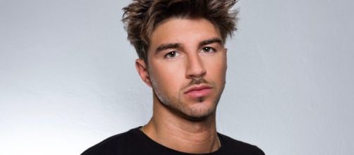 Andrea Damante avrebbe un flirt con una ragazza di nome Viviana.