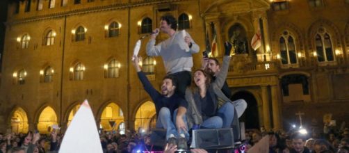 Sardine contro Salvini in piazza a Bologna