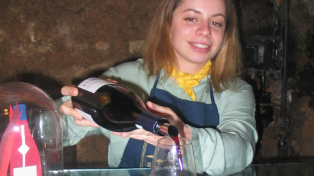 Au coeur des caves Bouchard Ainé & Fils, au centre de Beaune, Myrtille Scherer fait découvrir le Fixin la Mazière 2018, à la couleur rubis.
