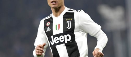 Cristiano Ronaldo accolto con sorrisi alla Continassa.